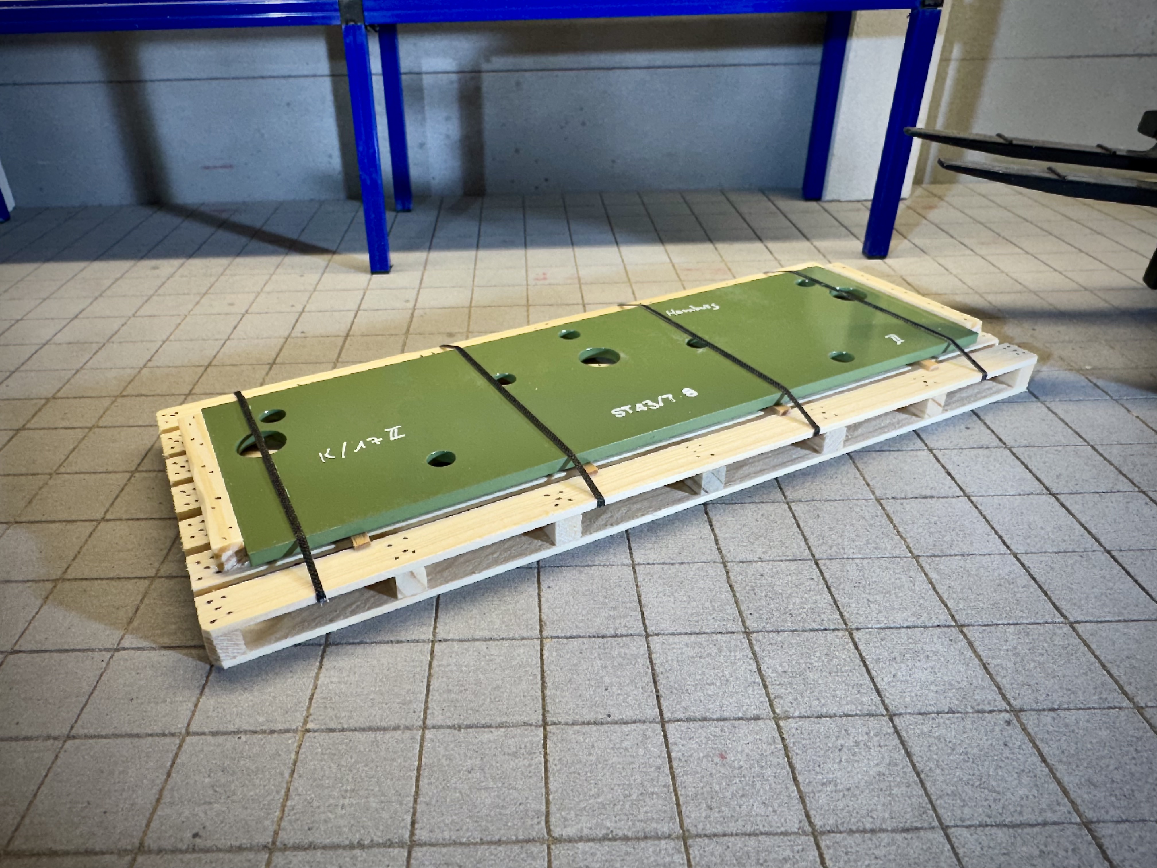 Schwerlast Palette mit Stahlplatte / Grün